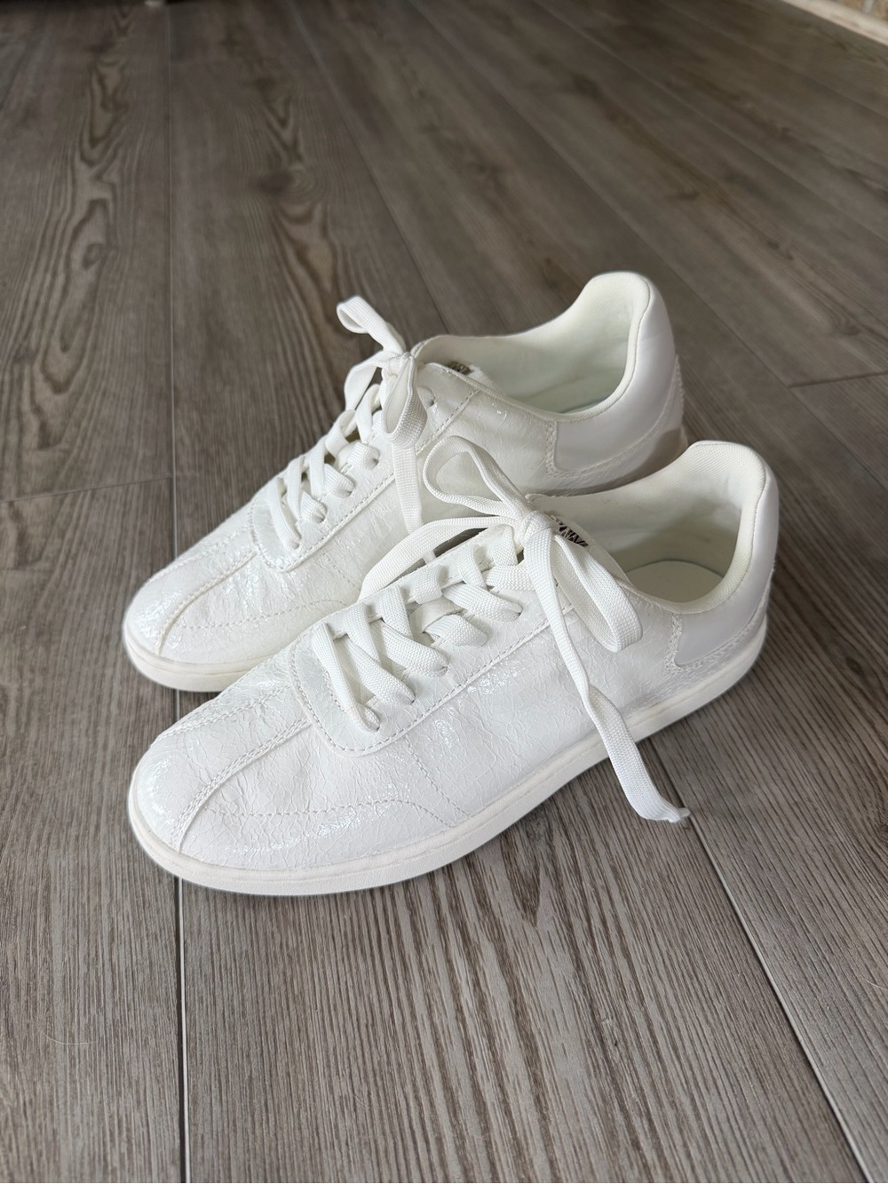 DKNY White Crinkle Leather-Look Lace-Up Sneakers | Women’s Size 7.5